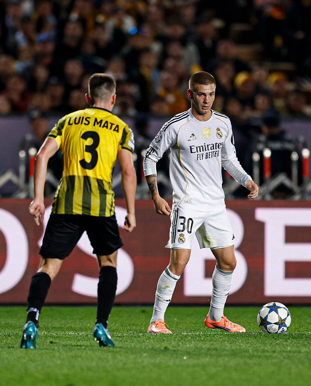 包含意大利翻盘皇马，范佩西完成帽子戏法的词条