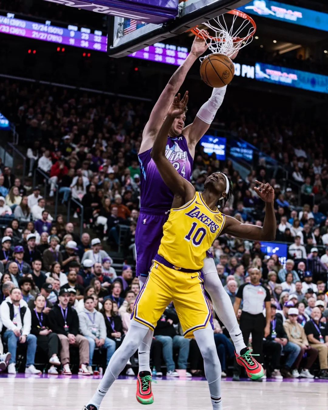 关于爵士碾压马刺，西蒙斯爆发神勇的信息