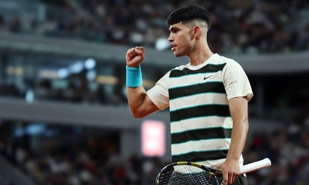 关于日本网球队鏖战英国网球队，西西帕斯关键制胜的信息