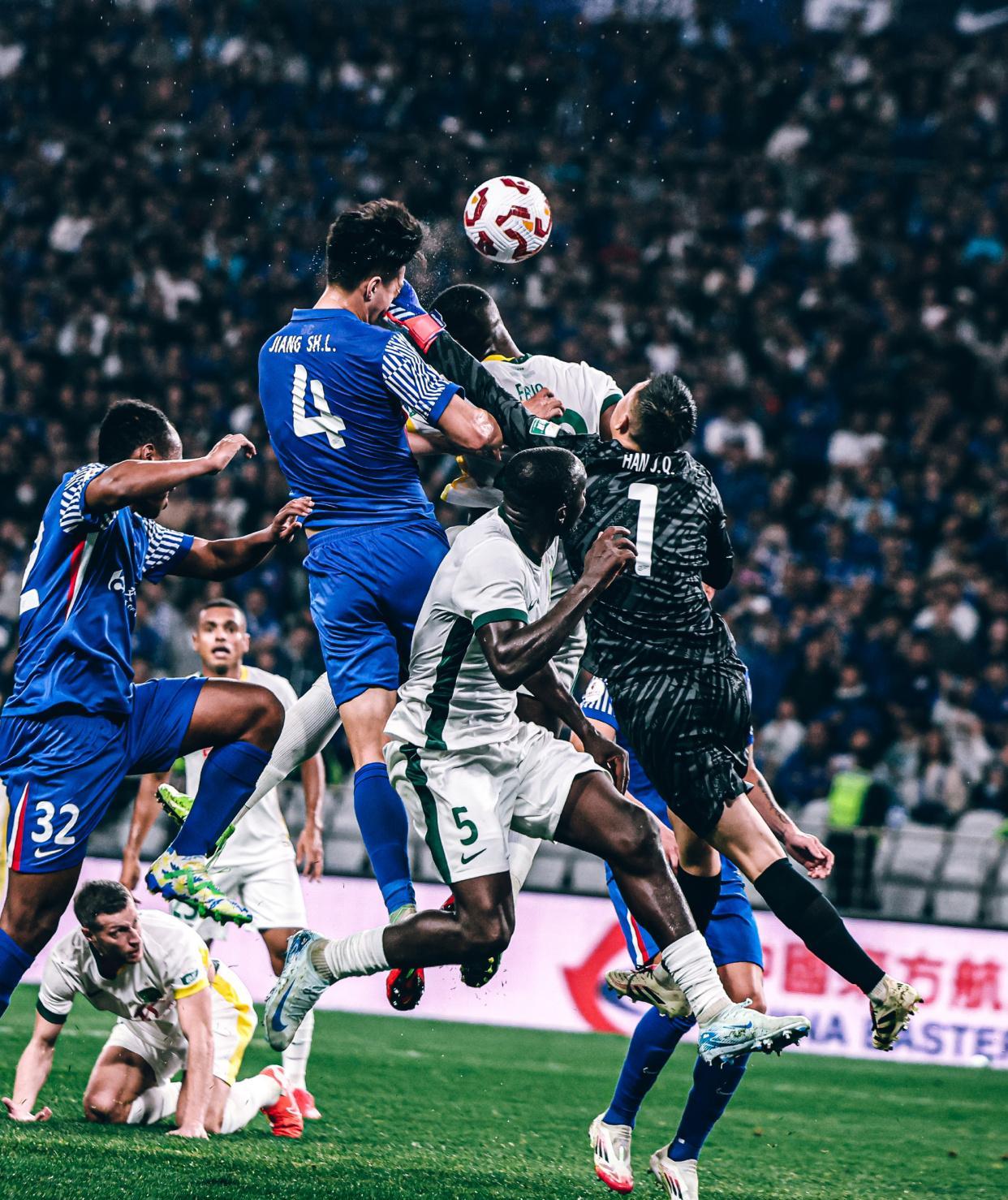 足球界新锐强队,奋力争夺冲刺最终胜利的简单介绍 足球界新锐强队,奋力争夺冲刺最终胜利的简单介绍