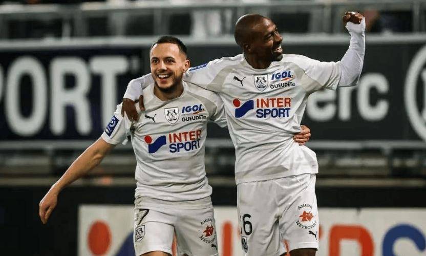 圣埃蒂安豪取两连胜,法国足球联赛惊奇连连的简单介绍 圣埃蒂安豪取两连胜,法国足球联赛惊奇连连的简单介绍