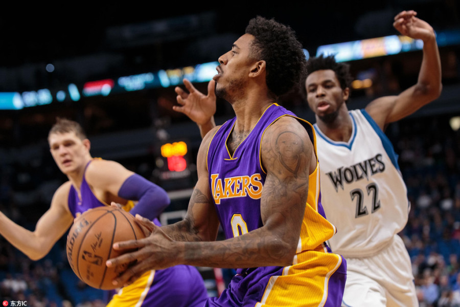 包含浙江狼队在主场失利，寻找突破口的词条