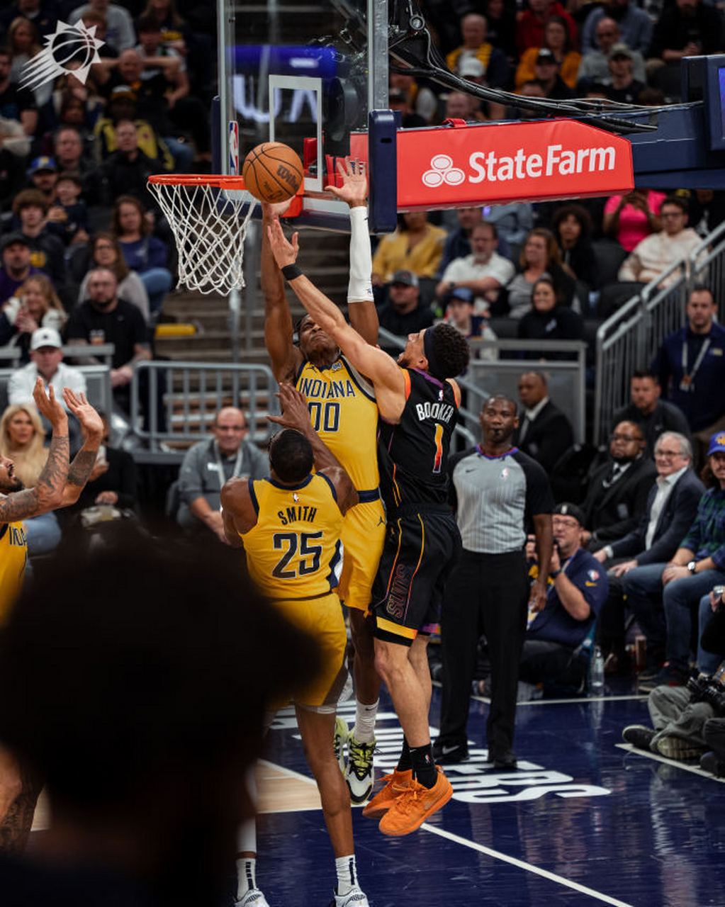 猛龙鏖战步行者，布克统治全场的简单介绍