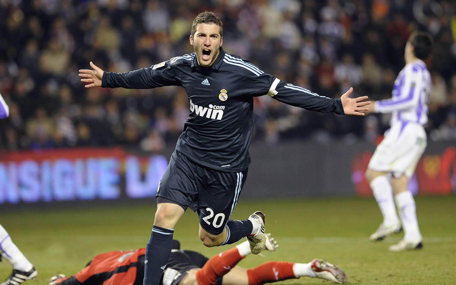 从格子军团到新王登基,克罗地亚冲垮西班牙,姆巴佩在2026世界杯接管比赛